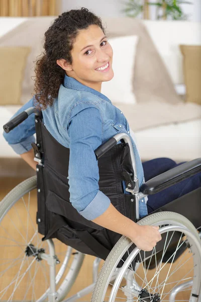 Νεαρή Ανάπηρος Γυναίκα Αναπηρική Καρέκλα Στο Σπίτι Στο Σαλόνι — Φωτογραφία Αρχείου