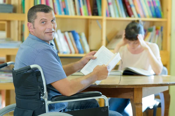 Étudiant Mature Fauteuil Roulant Dans Bibliothèque — Photo