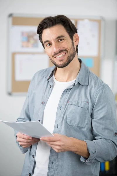 Occupato Sorridente Uomo Ufficio — Foto Stock