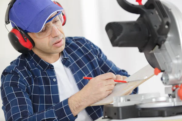 Hombre Usando Una Sierra Circular — Foto de Stock