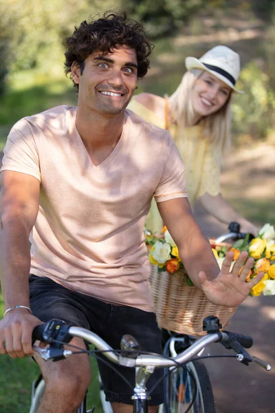 Genç Çift Bisikletleriyle Eğleniyor — Stok fotoğraf