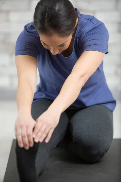 Vrouw Stretching Naar Voren Naar Haar Tenen Tijdens Fitness Routine — Stockfoto