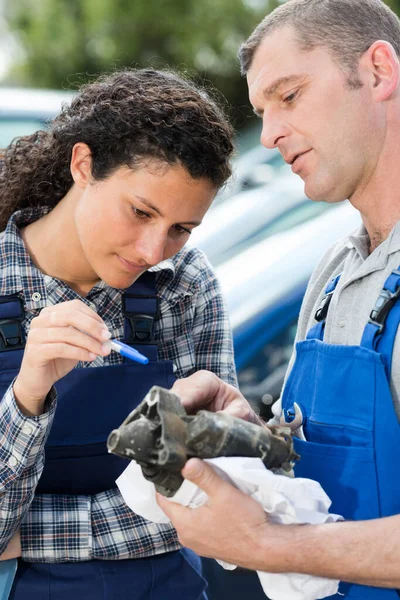 Profesionální Auto Žena Muž Mechanik Opravy Auto Venku — Stock fotografie