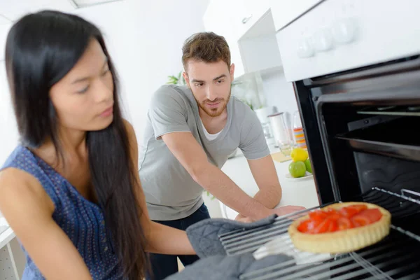 Young Couple Cooking Home — Stock Photo, Image