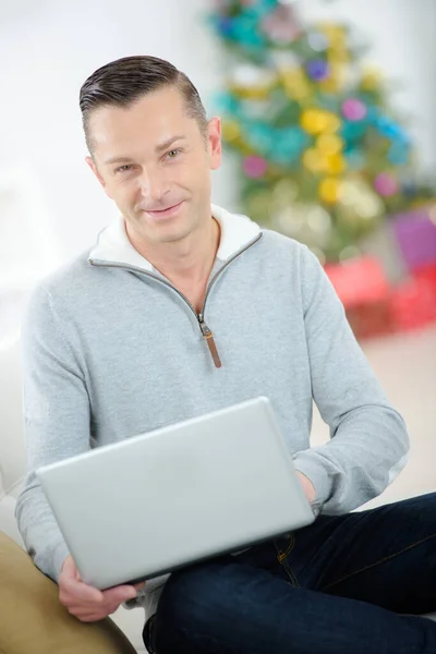 一个男人在用笔记本电脑 免版税图库图片
