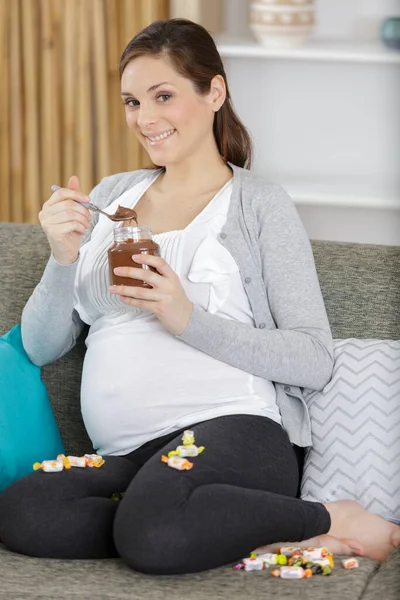 Glad Gravid Kvinna Äta Choklad — Stockfoto