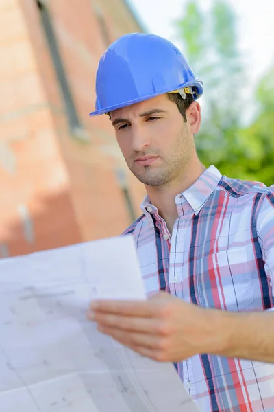 Man Förman Håller Planer — Stockfoto