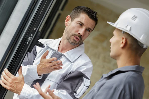 Installatore Doppi Vetri Conversazione Con Giovane Apprendista — Foto Stock