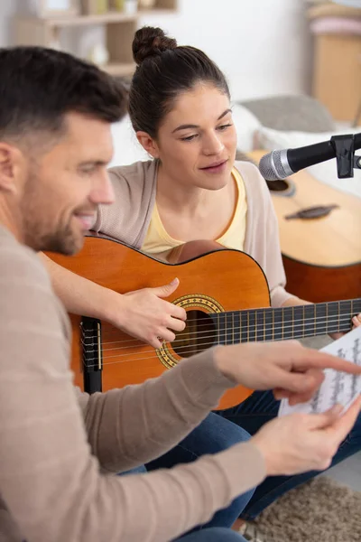 Музикант Вчить Студентку Грати Гітарі — стокове фото