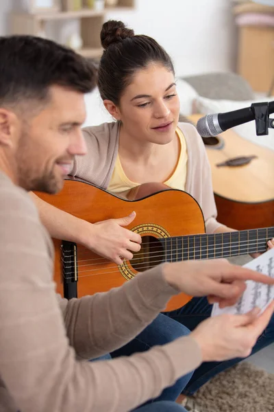 Musicien Enseigne Aux Étudiantes Comment Jouer Guitare — Photo