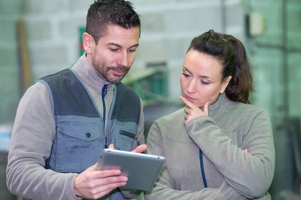 Coworkers Discutere Progetto Utilizzando Tablet Digitale — Foto Stock