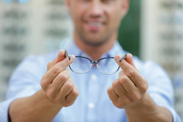 Hombre Con Gafas Mostrando Algo — Foto de Stock