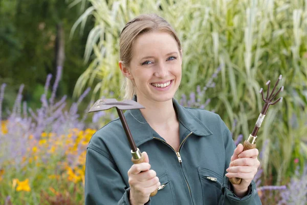 Heureuse Jeune Femme Souriante Dans Jardin — Photo