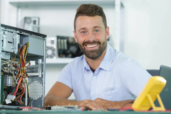 Gelukkige Professionele Man Repareren Monteren Van Een Computer — Stockfoto