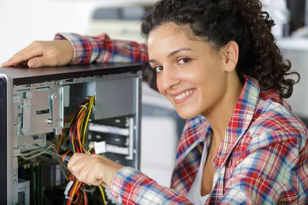 Técnico Que Mujer Cables Fijación —  Fotos de Stock