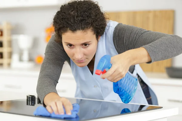 Sorrindo Superfície Mesa Limpeza Dona Casa Cozinha Com Spray — Fotografia de Stock