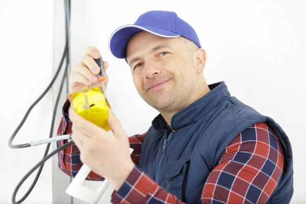 Électricien Câblage Une Boîte Jonction — Photo