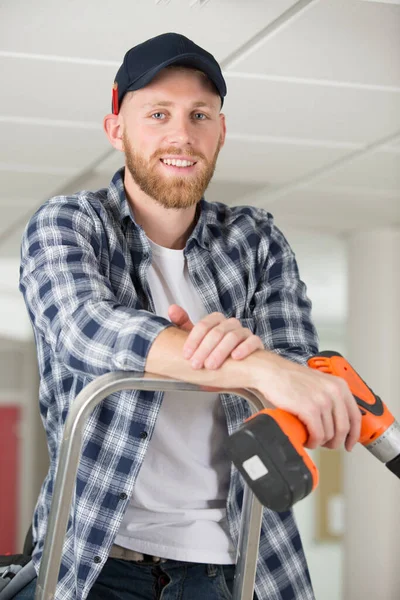 Mannelijke Aannemer Trapladder Met Draadloos Elektrisch Gereedschap — Stockfoto