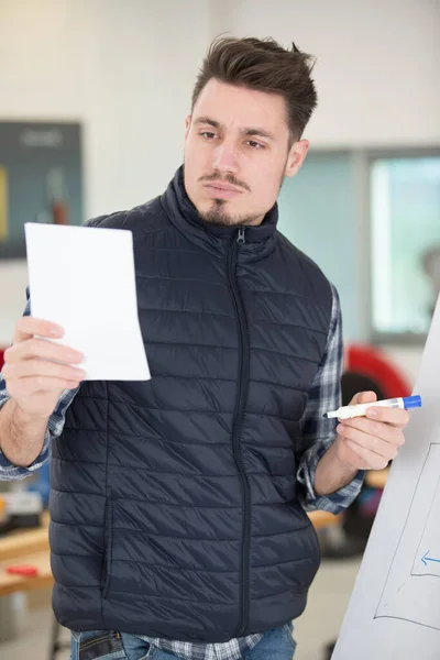 Περιστασιακή Εργαζόμενος Κρατώντας Ένα Στυλό Και Ένα Σημειωματάριο — Φωτογραφία Αρχείου