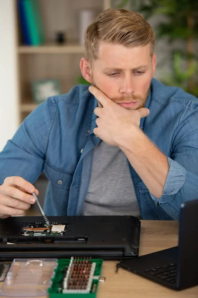 Omtänksam Man Reparerar Laptop Moderkort — Stockfoto