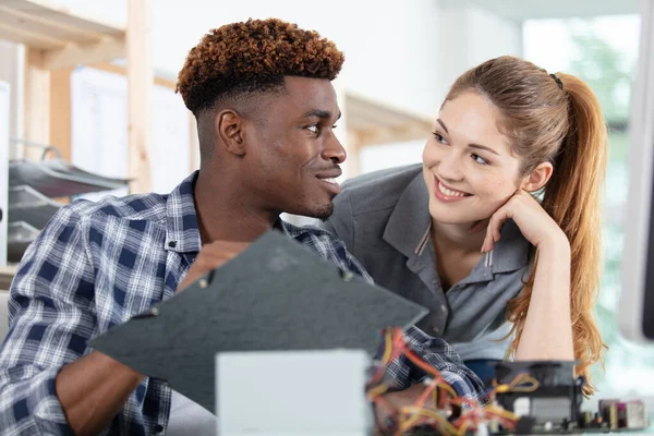 Grupo Jóvenes Estudiantes Que Realizan Prácticas Profesionales Técnicas — Foto de Stock