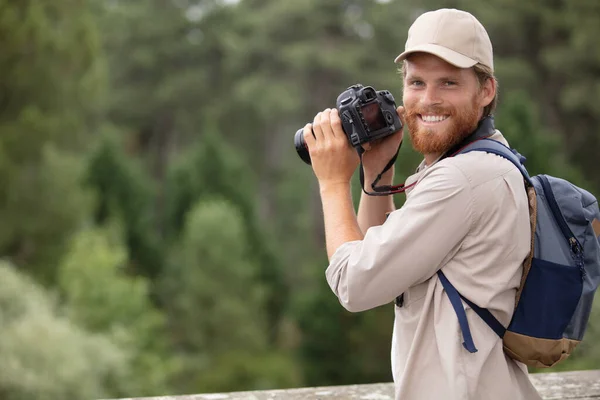 Jeune Photographe Masculin Joyeux Prenant Des Photos Paysage — Photo