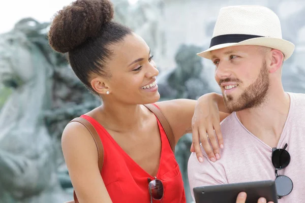 Young Couple Holidays Talking — Stock Photo, Image