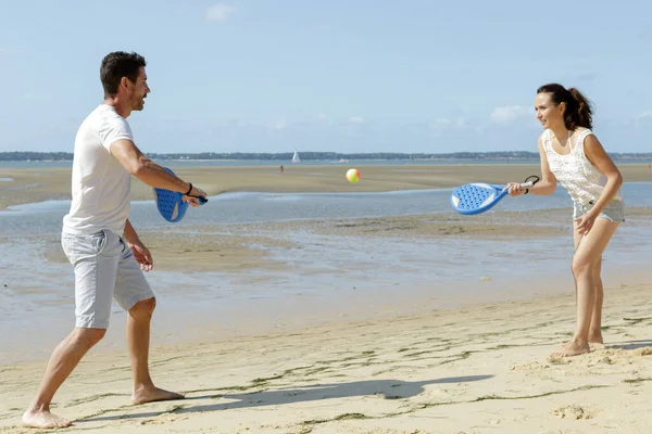 Mutlu Bir Çift Plaj Tenisi Oynuyor — Stok fotoğraf