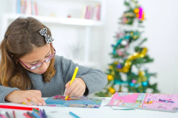 Una Chica Joven Está Coloreando Navidad — Foto de Stock