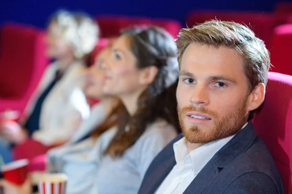 Arkadaşlar Çiftler Büyük Sinema Salonunda Ilginç Bir Film Izliyorlar — Stok fotoğraf