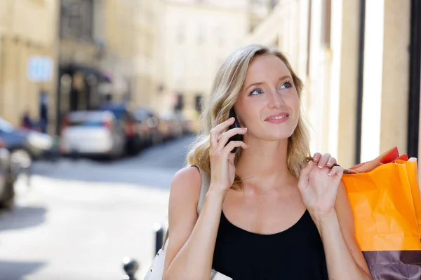 Donna Telefono Con Borse Della Spesa — Foto Stock