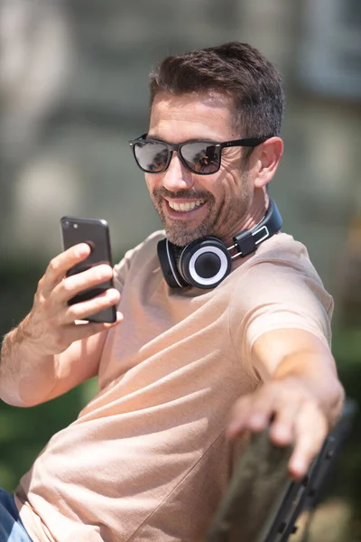 Homme Heureux Sur Banc Prendre Des Photos Lui Même Avec — Photo