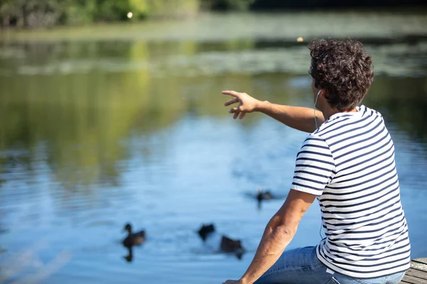 Stilig Man Som Sitter Nära Sjön — Stockfoto