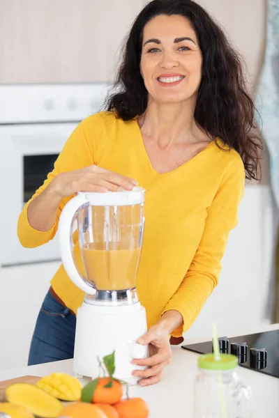 Hermosa Mujer Adulta Haciendo Jugo Saludable Cocina —  Fotos de Stock