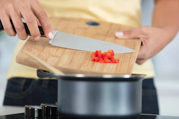 Vue Recadrée Des Poivrons Grattés Planche Découper Dans Une Casserole — Photo