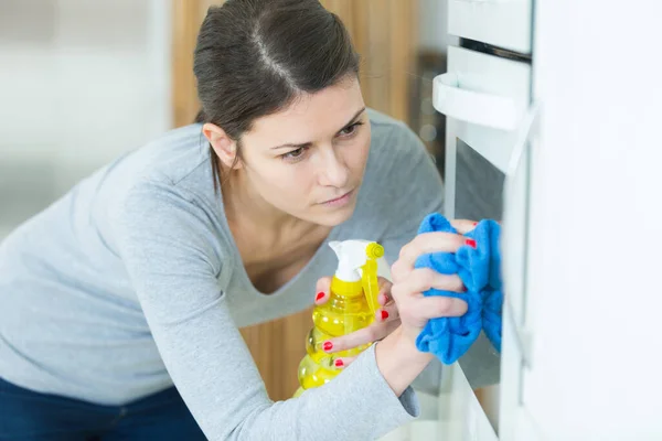 Jonge Vrouw Schoonmaken Van Een Oven — Stockfoto