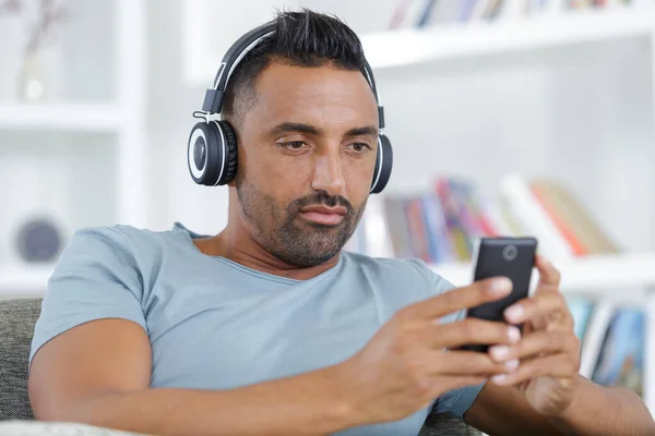 Man Draagt Zwarte Heaphones Voorkant Mobiele Telefoon — Stockfoto