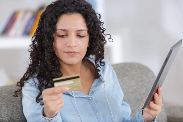 Vista Lateral Mujer Que Sostiene Tarjeta Crédito Mientras Usa Ordenador —  Fotos de Stock
