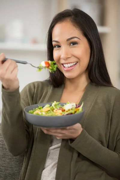 Primer Plano Hermosa Mujer Comiendo Una Ensalada —  Fotos de Stock