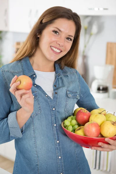 Feliz Joven Mujer Sosteniendo Manzanas — Foto de Stock