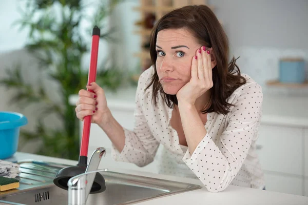 Boze Vrouw Schoonmaken Pijp Met Beker Zuiger — Stockfoto