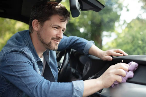 Junger Mann Säubert Innenraum Seines Autos — Stockfoto