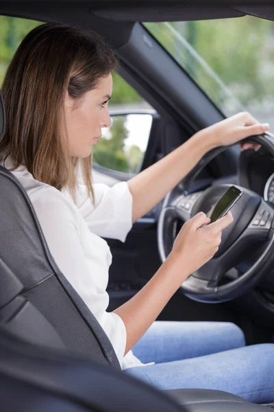 Mulher Mensagens Texto Smartphone Enquanto Dirige Carro — Fotografia de Stock