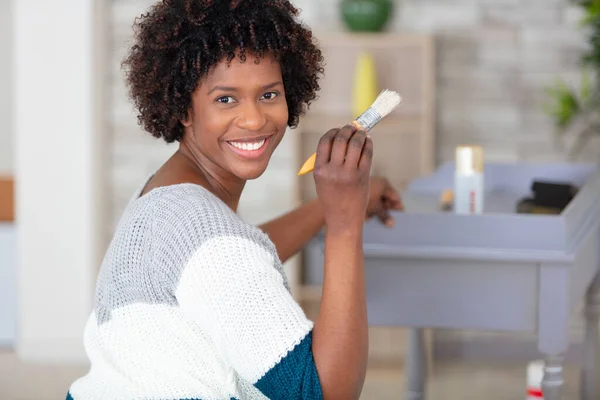 Mujer Atractiva Pintando Muebles Casa —  Fotos de Stock