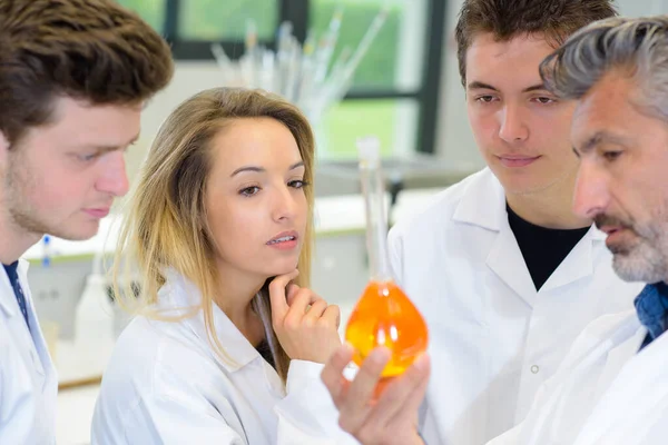 Estudiantes Mirando Líquido Color Poder Del Profesor — Foto de Stock