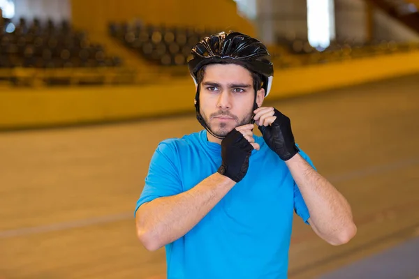 Ung Cyklist Sätter Sig Hjälmen Inuti Velodrome — Stockfoto