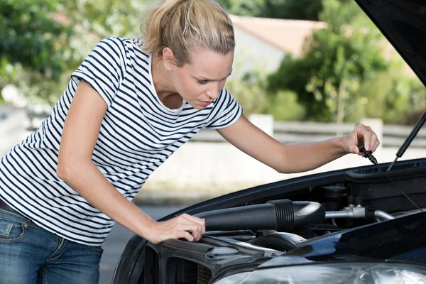 Vrouw Die Het Oliepeil Controleert — Stockfoto