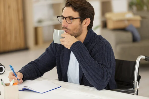 Handikappade Manliga Studerande Som Dricker Kaffe — Stockfoto