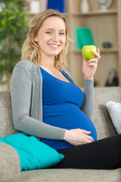 Een Zwangere Vrouw Neemt Groene Appel — Stockfoto