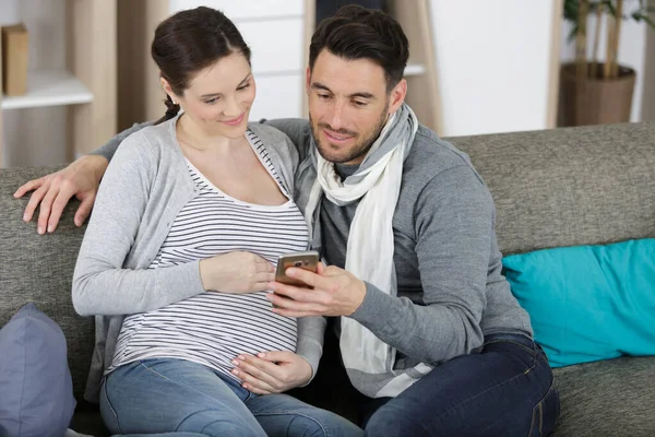 Pregnant Woman Handsome Using Smartphone — Stock Photo, Image